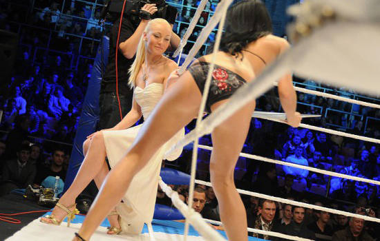 Секс на ринге с двумя обалденными блондинками