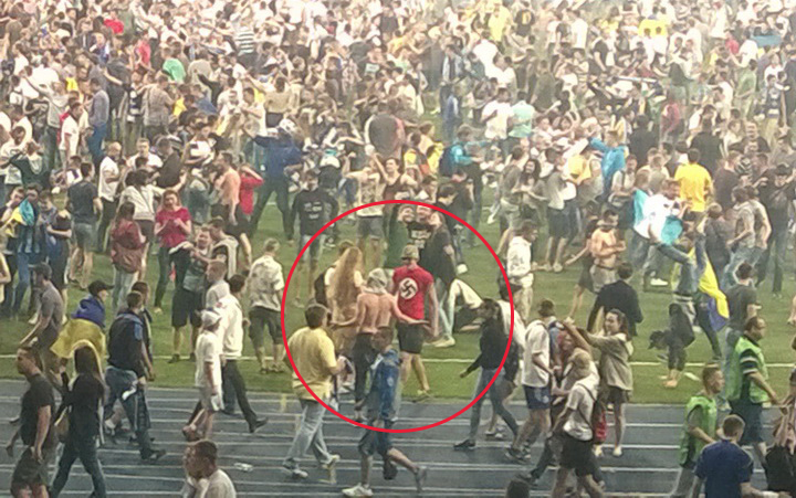 Серед фанатів, які вибігли на поле "Олімпійського, були дикуни зі свастикою (ФОТО) - фото 1