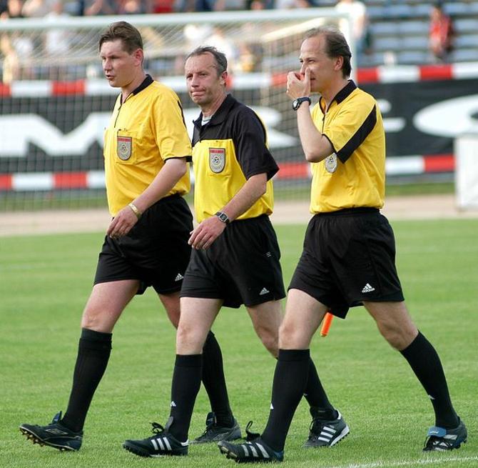 В центре -- Юрий Кунцевич, справа -- Андрей Чепа. Матч МТЗ-РИПО - Динамо Мн 1:0. Завершился скандалом, когда недовольного отменой своего гола Кисляка удалили.