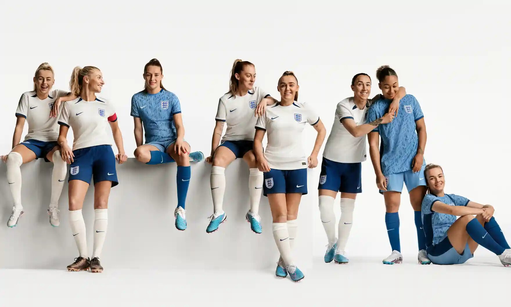 В Nike учли просьбу футболисток сборной Англии отказаться от белых шорт из-за менструации. Теперь они синие
