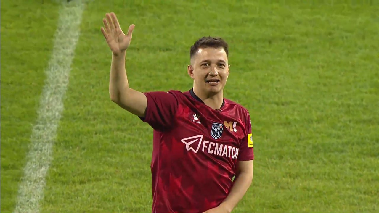 Сергей Дурасов комментировал матч Медиалиги, играя на поле