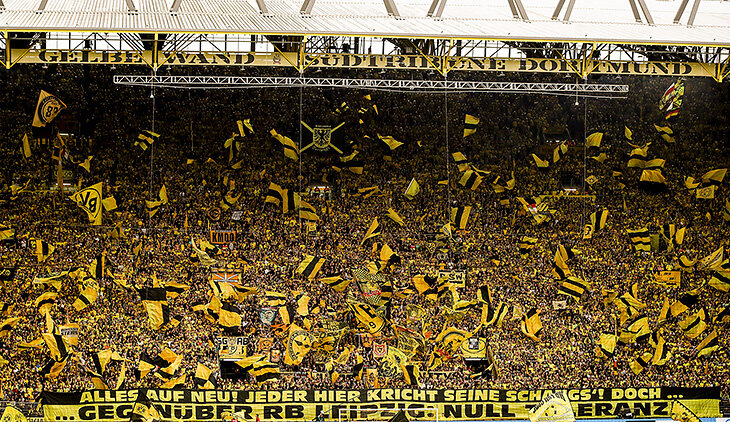 🟨 «Желтая стена» – главная фанатская трибуна Германии. Она делает «Дортмунд» великим – и неважно, что из-за нее клуб теряет деньги