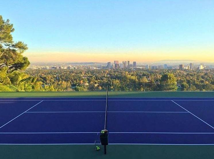 В Лос-Анджелесе есть чудо-корт, где играли Федерер и Осака. Его построил миллионер, который любит моделей и не любит Шарапову