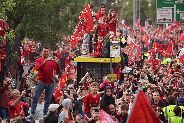 Тысячи фанатов, кубки и счастливые игроки – это парад «Ливерпуля» после финала ЛЧ. Так, а они точно проиграли? 