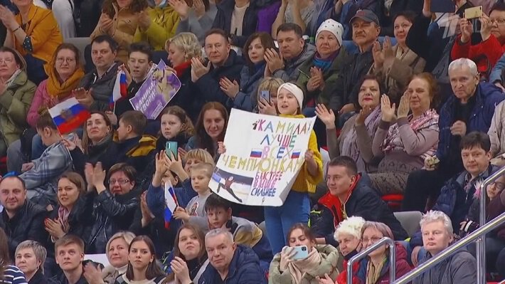 Первый прокат Валиевой после Олимпиады: тепло обнялась с Тутберидзе и укрылась плакатом с Медведевой