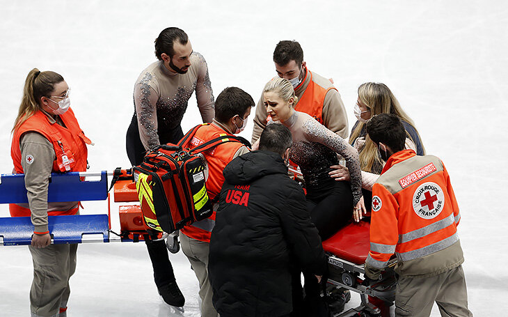 Страшное падение американской фигуристки на ЧМ: ударилась лицом о лед – ее увезли на носилках 