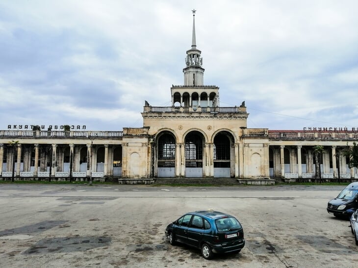 Лучшая спортивная база СССР заброшена в Абхазии – ее обстреляли во время войны 90-х. Мы там побывали