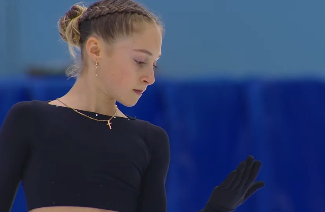 Ого, 14-летняя фигуристка взяла олимпийскую музыку Трусовой – та самая «Круэлла» снова с нами, теперь под смех тренеров
