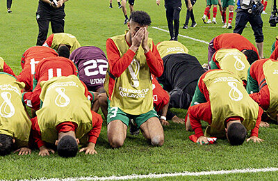 Фото дня. Сборная Марокко молится после выхода в 1/4 финала