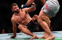 Первый турнир UFC в России: Олейник задушил Ханта в главном бою вечера