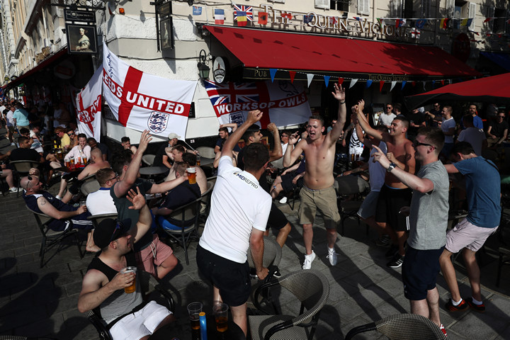 Як британські фанати напиваються і трощать Марсель перед матчем з Росією - фото 4