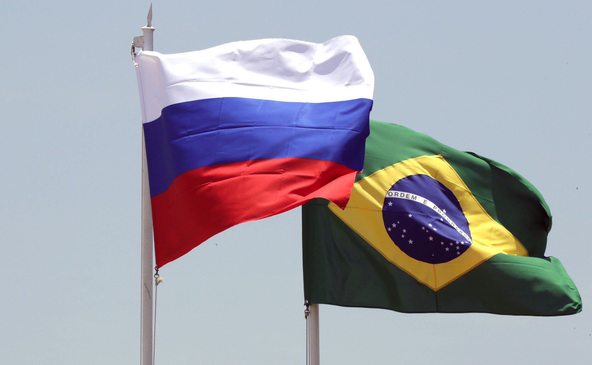 Ари: Бразильцы и россияне  братья. Лула поддерживает Путина. Бразилия точно согласилась бы сыграть с Россией