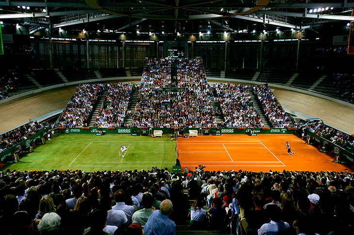 13 лет назад Федерер и Надаль сыграли на безумном корте: с одной стороны был грунт, с другой – трава