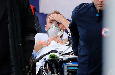 Ужас на Евро: врачи спасли Эриксену жизнь прямо на поле, состояние стабилизировали. Он попросил партнеров доиграть матч