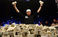 Мировую серию покера выигрывают удивительные люди. Один не знал, что делать с 10 млн долларов, другой спустил четверть выигрыша, ставя на ЧМ-2010