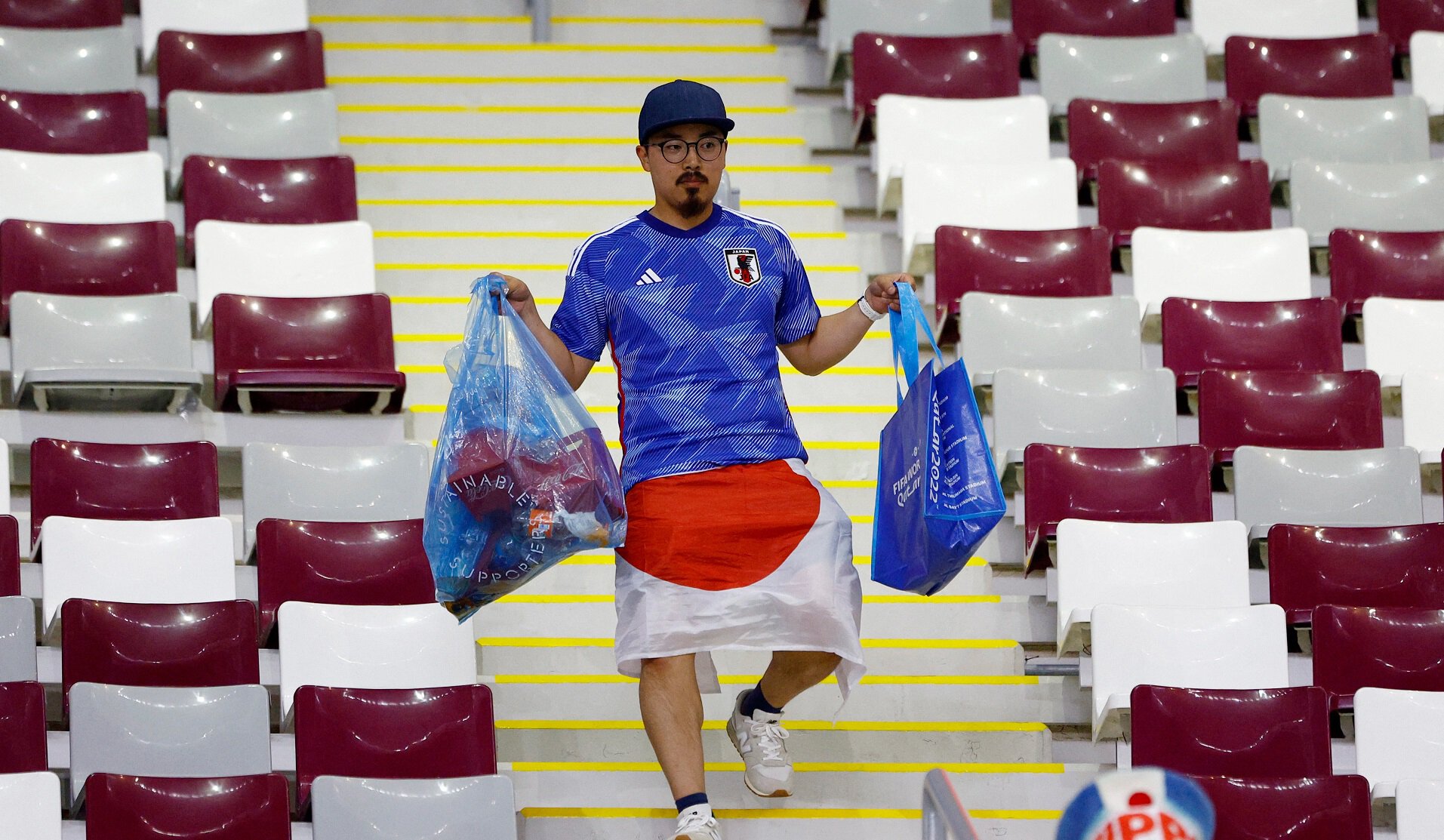 Японские болельщики убрали мусор за собой после матча с Испанией. Они делали так же после других игр ЧМ