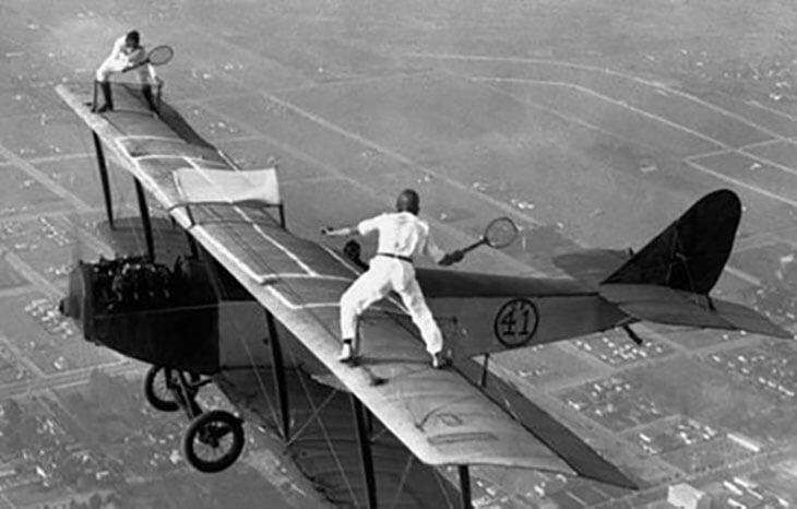 Джокович играет на крыле летящего самолета