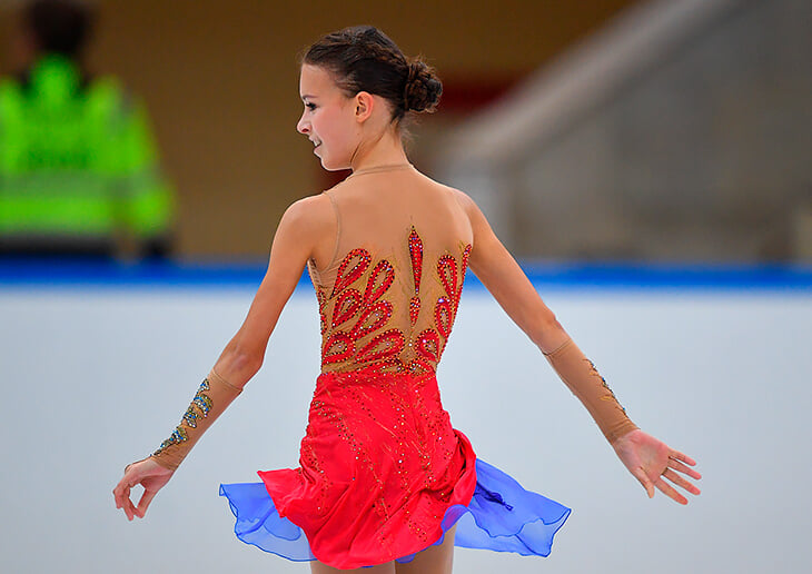 Трюк с платьем Анны Щербаковой: из синего в красное за 2 секунды. Как это вообще возможно?