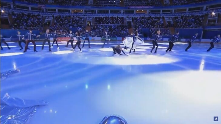 Медведева в космическом шлеме, Загитова с клюшкой, а Трусова упала (дважды): выход фигуристов в новом шоу-турнире