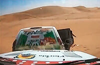 Волшебно удачная авария на «Дакаре»: гонщица выбила увязшего в дюне конкурента. Случайным тараном