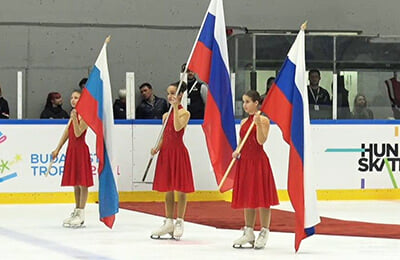 Странное награждение фигуристок: Щербаковой вынесли флаг не того цвета (такой у России был 30 лет назад), вместо пьедестала – цифры на льду