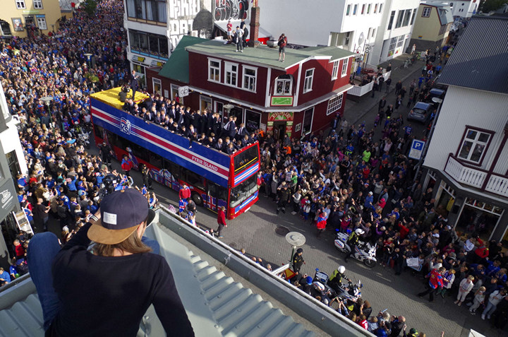 Як в Ісландії вся країна зустрічала футбольну збірну після Євро - фото 2