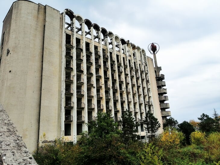 Лучшая спортивная база СССР заброшена в Абхазии – ее обстреляли во время войны 90-х. Мы там побывали
