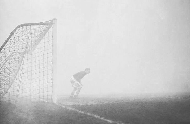 Раньше в Англии играли в Рождество – и однажды вратарь магически пропал при густом тумане