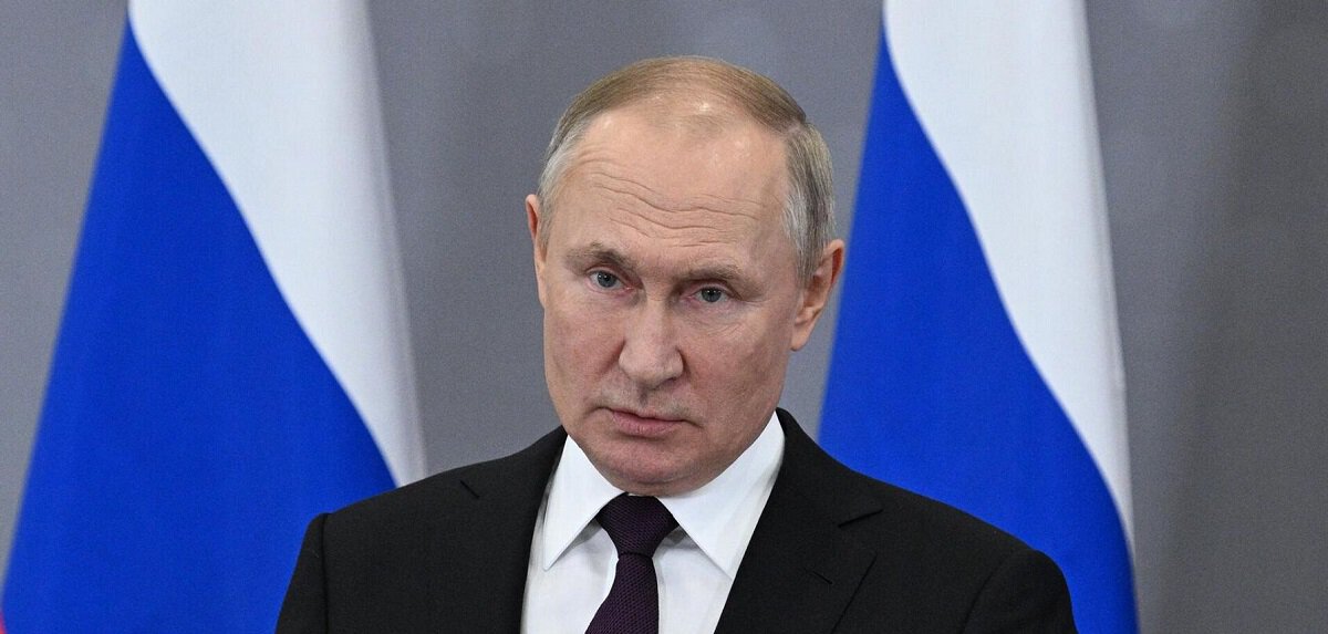Ари: Путин очень сильный и уважаемый политик, умный человек. В России я чувствую себя защищенным