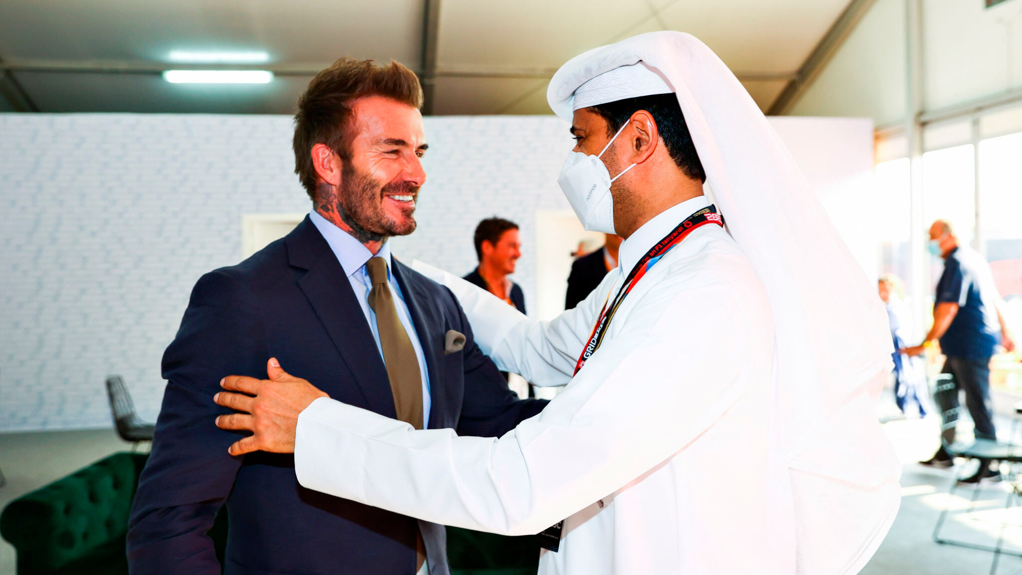 Бекхэм уже отрабатывает 150 млн от Катара – начал с «Ф-1»: удивился пит-стопу, обнимался с шейхами и позировал с организаторами