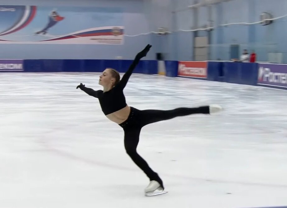 Ого, 14-летняя фигуристка взяла олимпийскую музыку Трусовой – та самая «Круэлла» снова с нами, теперь под смех тренеров