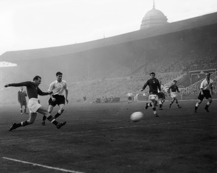 В 1953-м Венгрия выиграла матч столетия: англичане шутили над ростом и весом Пушкаша, а потом пропустили 6 голов (2 – от него)