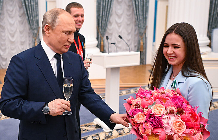 Как дела у Валиевой после Олимпиады? Съемка для Cosmopolitan, платок и комплименты от Путина, вечеринка на 16-летие