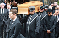 Мир простился с Ники Лаудой. На похороны чемпиона пришли тысячи фанатов, президент Австрии и даже Шварценеггер