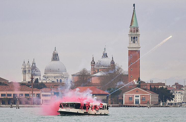 Вся красота января: волшебный вид на «Энфилд», фанаты «Милана» в Венеции и временная скульптура Кобе на месте крушения вертолета