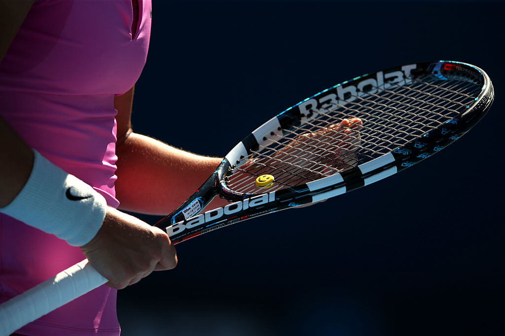 В теннисе есть резинки против плохих вибраций. Они якобы делают удары приятнее и берегут локти
