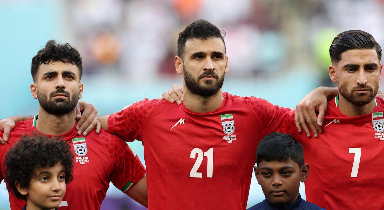 Все игроки Ирана пели гимн перед Уэльсом  фанаты их освистали. Перед матчем с Англией футболисты молчали