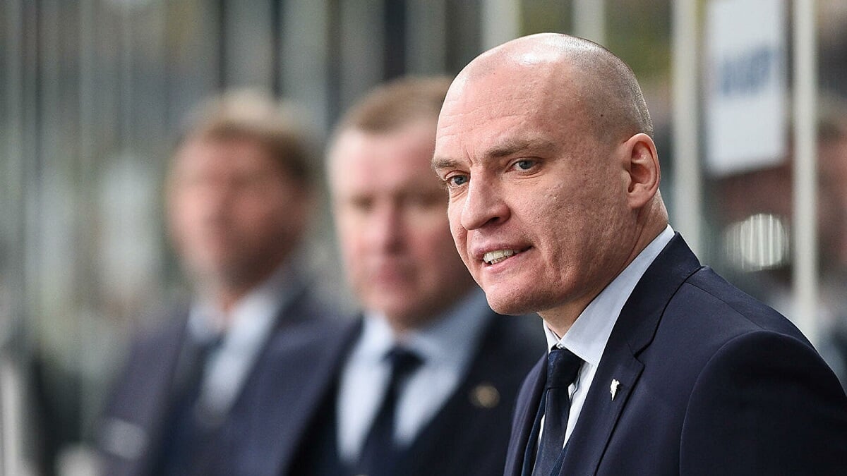 Разин Шевченко об игре Гуслистова: Вы в хоккее совсем не разбираетесь. Он закрывает вратаря, посмотрите статистику меньшинства, вбрасываний