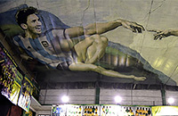 Марадона – Бог, а Месси – Адам. Шикарная фреска в футбольном зале