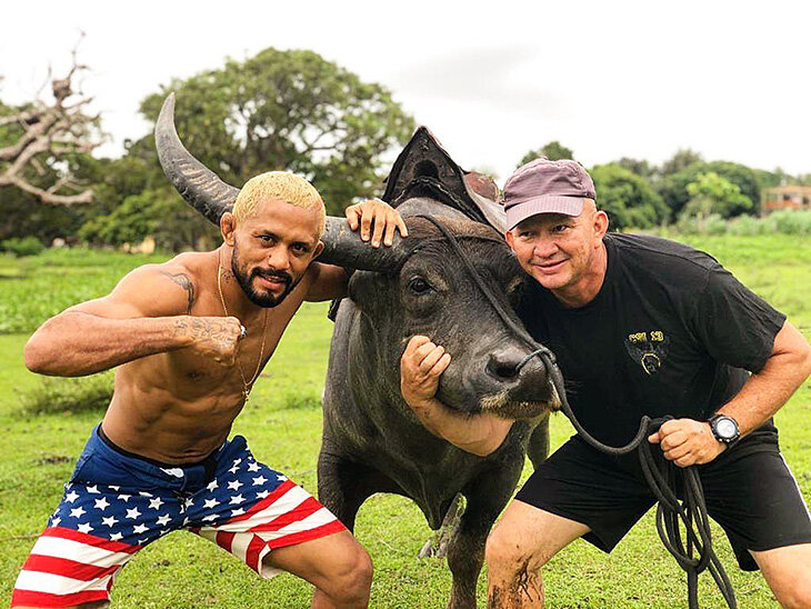 Экс-чемпион UFC приручал буйволов и работал парикмахером. А его соперник – делал в Мексике пиньяты, мечтая стать юристом