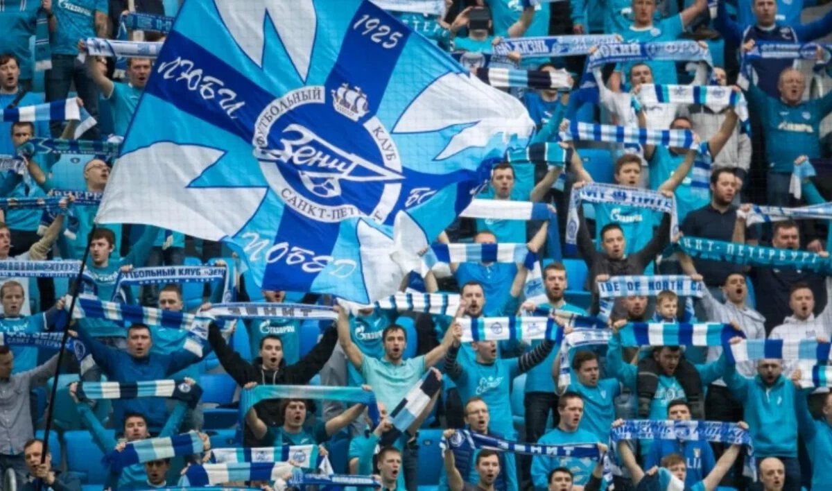 Стотысячный Fan ID оформили в Петербурге. МФЦ и маскот Зенита вручили подарки девушке