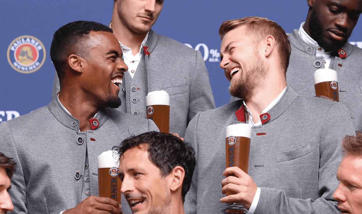Игроки Баварии отпраздновали выездную победу над Барсой в местном ночном клубе. На экраны выводили эмблему мюнхенцев