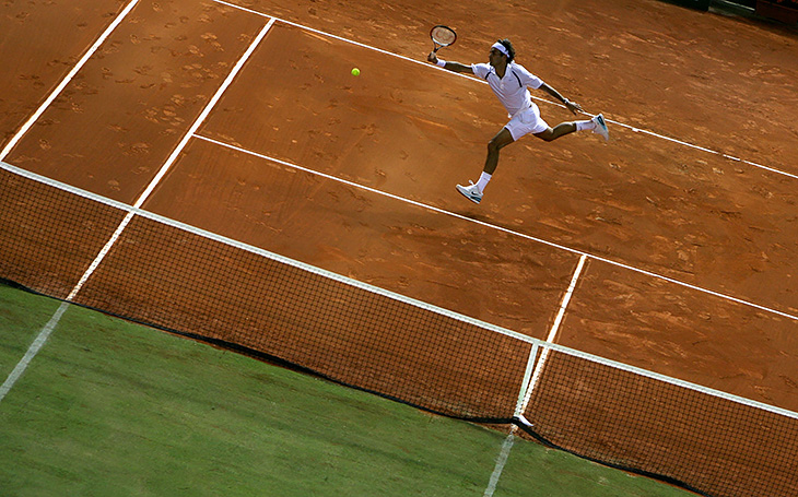 13 лет назад Федерер и Надаль сыграли на безумном корте: с одной стороны был грунт, с другой – трава