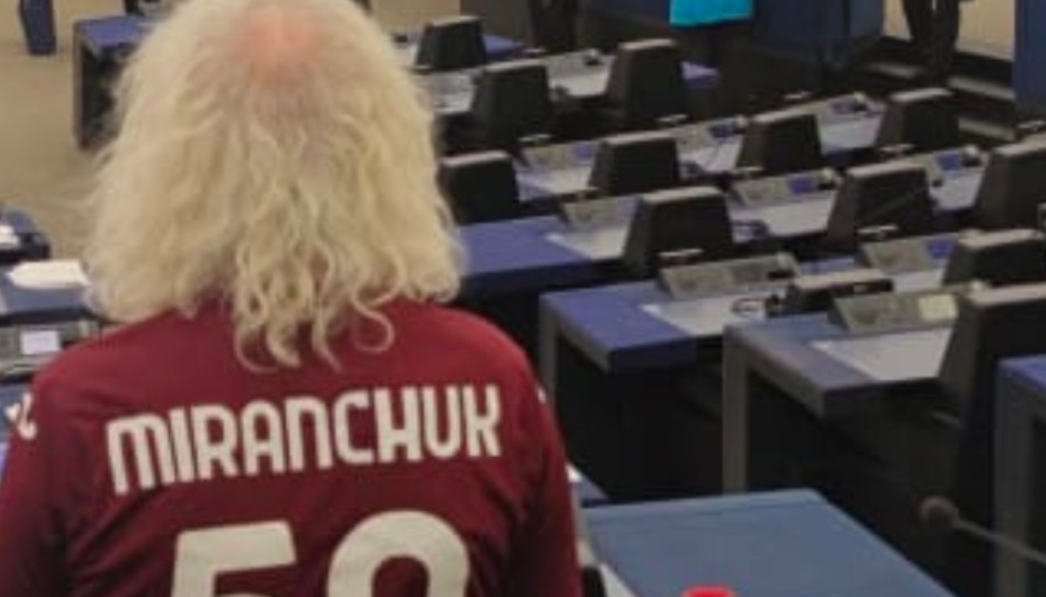 Депутат Европарламента в футболке Торино с фамилией Миранчука пришел на заседание