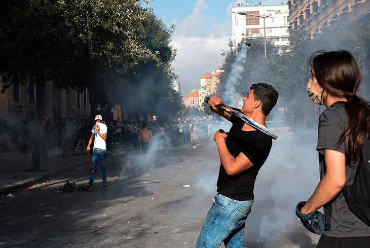 Ракетка – главное оружие гражданского протеста. Ею отбивают слезоточивый газ и дымовухи