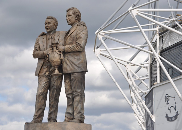Каким футболистам в англии воздвигнут памятник