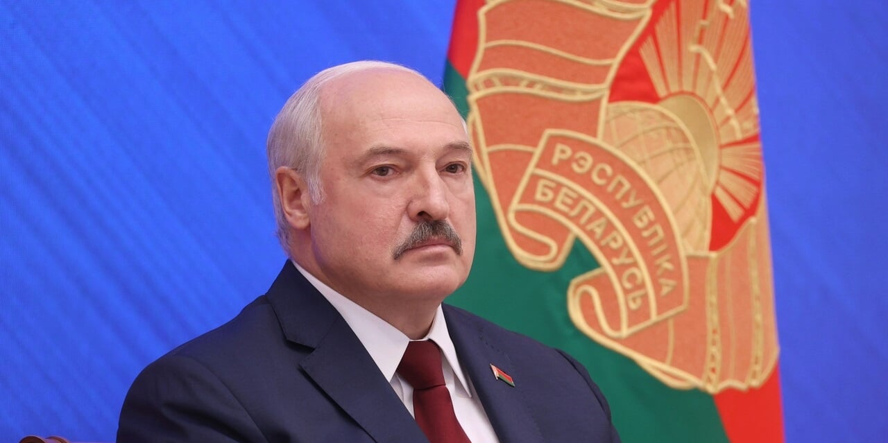 Александр Лукашенко: Жены футболистов и хоккеистов в айфонах сидят и против государства воюют. Метлу им, и на Белкалий