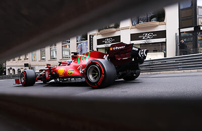 «Феррари» царит в Монако – у Леклера поул. Но на других Гран-при повтора не будет: дело в отваге гонщиков и особом свойстве машины