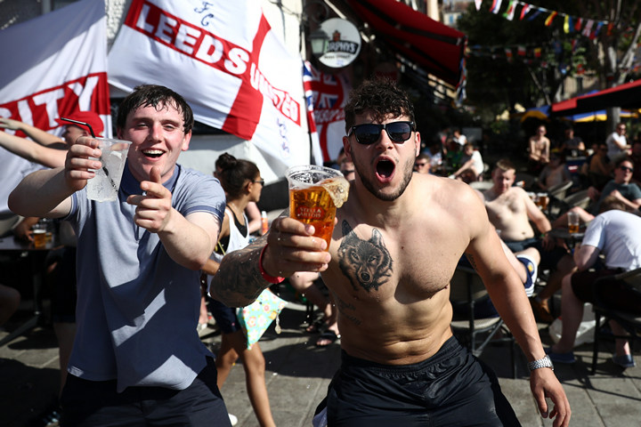 Як британські фанати напиваються і трощать Марсель перед матчем з Росією - фото 2