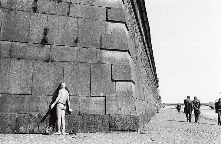 Детка стоит возле огромной стенки